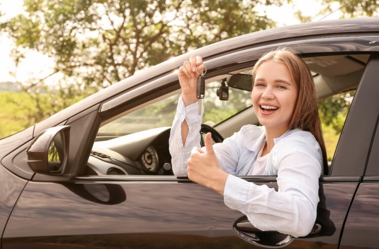 Vrouw die haar rijbewijs gehaald heeft tijdens een rijexamen