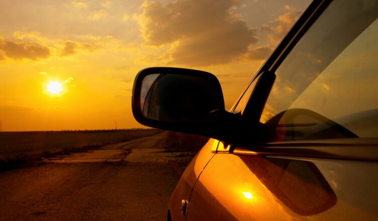hete auto in de zon