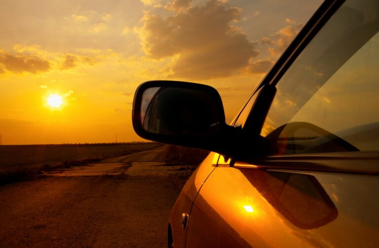 hete auto in de zon