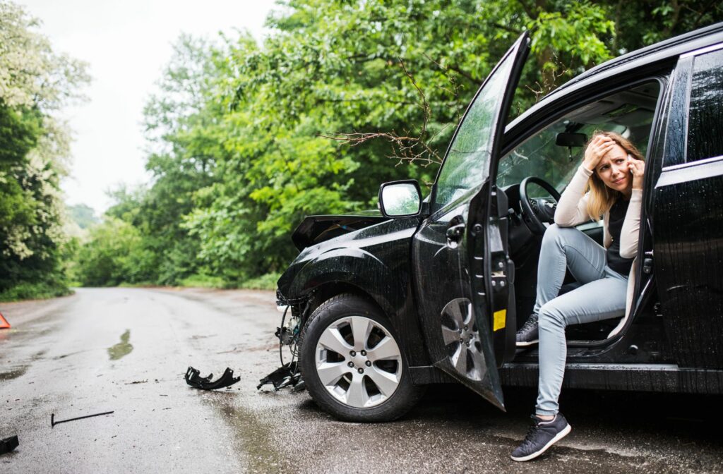 vrouw staat in pech met de auto