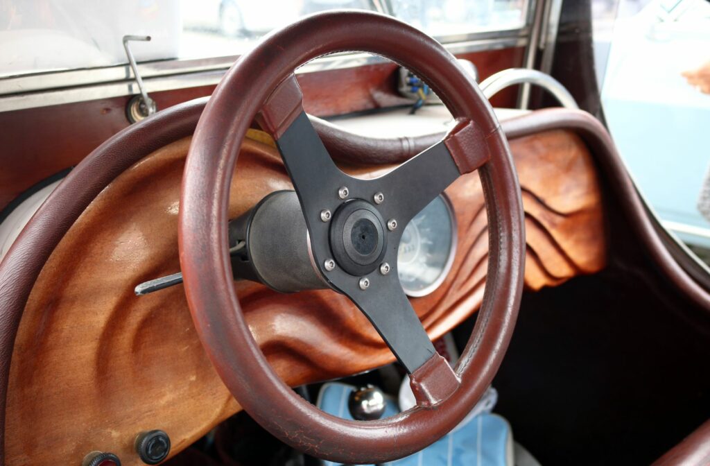 Bruin stuur in de binnekant van een oldtimer