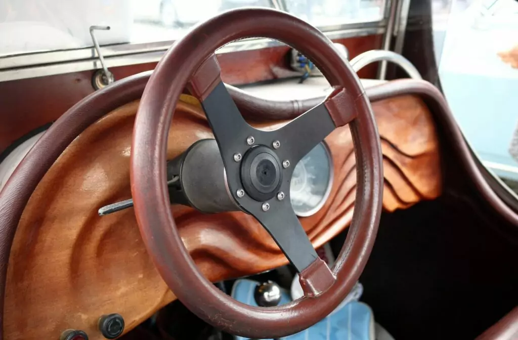 Bruin stuur in de binnekant van een oldtimer