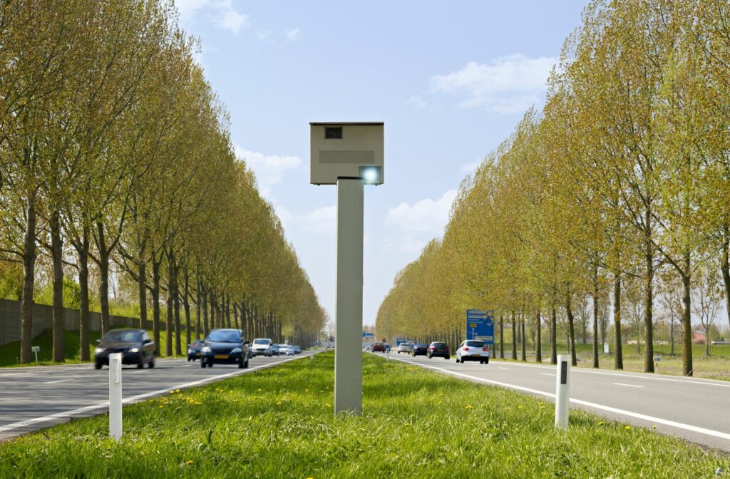 Flitspaal op een autosnelweg waae snelheidslimieten gelden