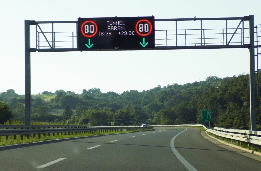 Verkeersbord met de maximum snelheid 
