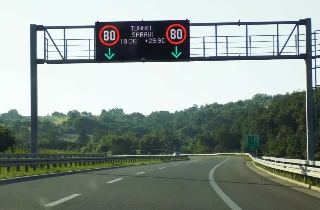 Verkeersbord met de maximum snelheid