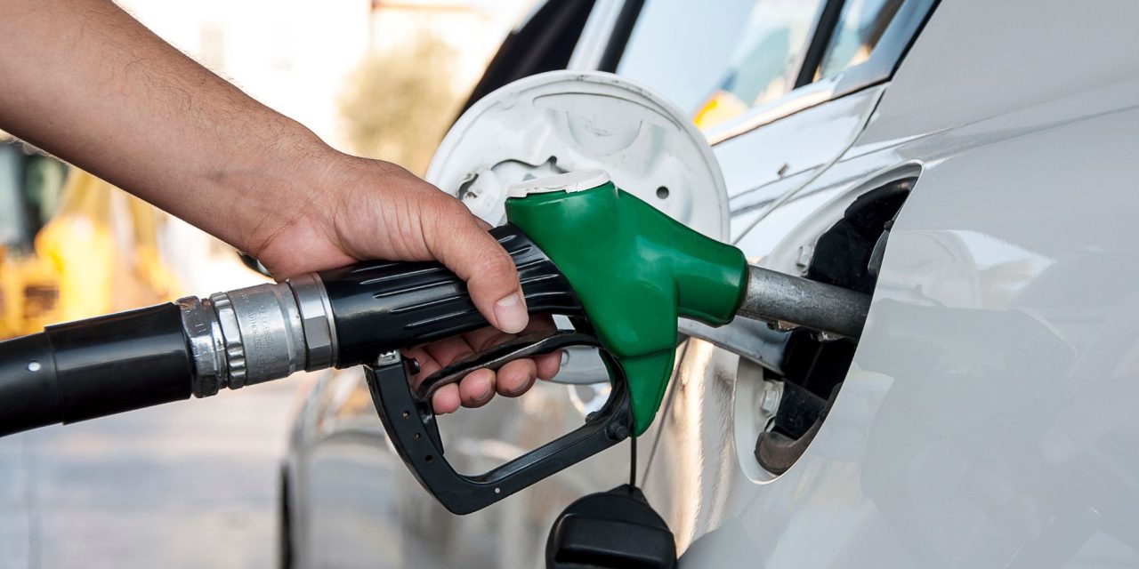 brandstof tanken in een auto