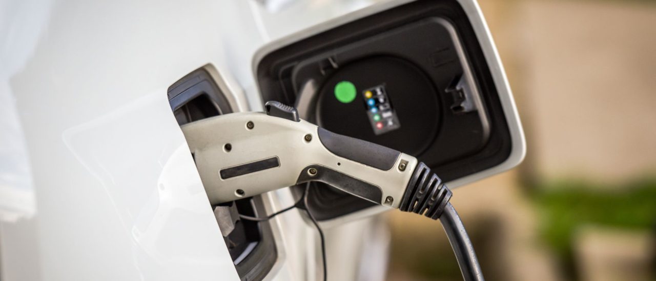 een elektrische die wordt opgeladen