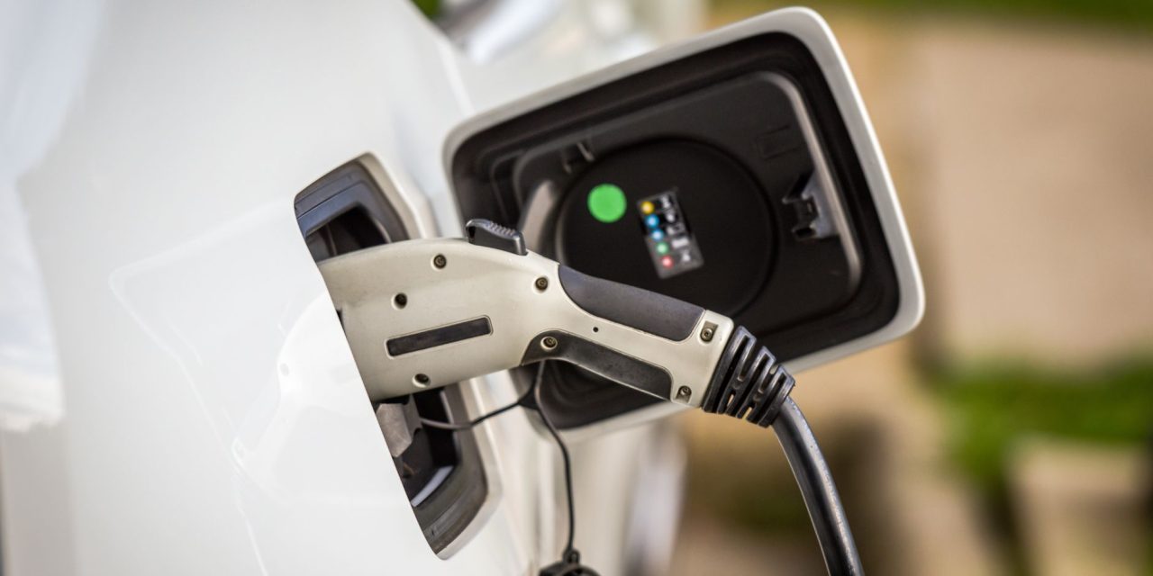 een elektrische die wordt opgeladen