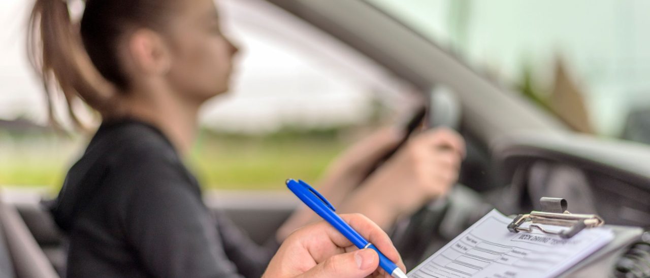 Vrouw heeft een rijexamen