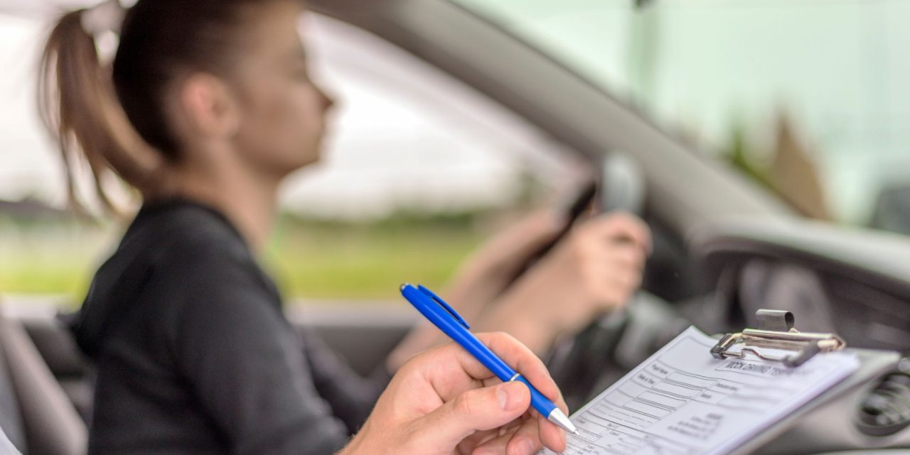 Vrouw heeft een rijexamen
