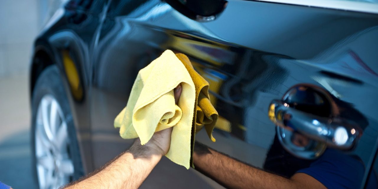 iemand poetst de deur van een zwarte auto