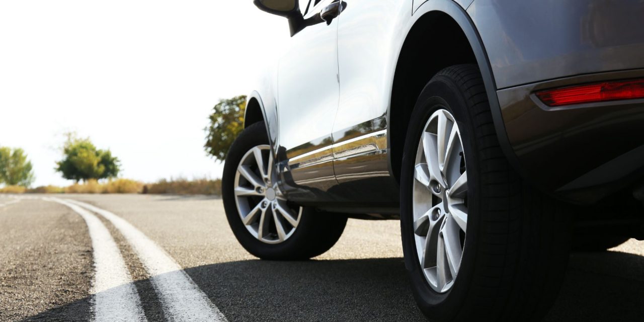 2 wielen van een auto met vierwielaandrijving