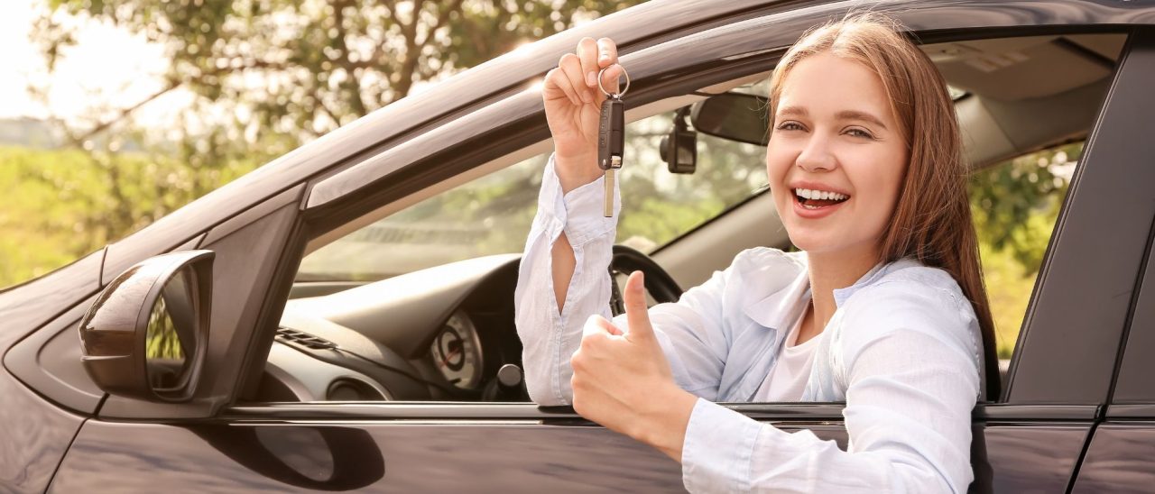 Vrouw die haar rijbewijs gehaald heeft tijdens een rijexamen