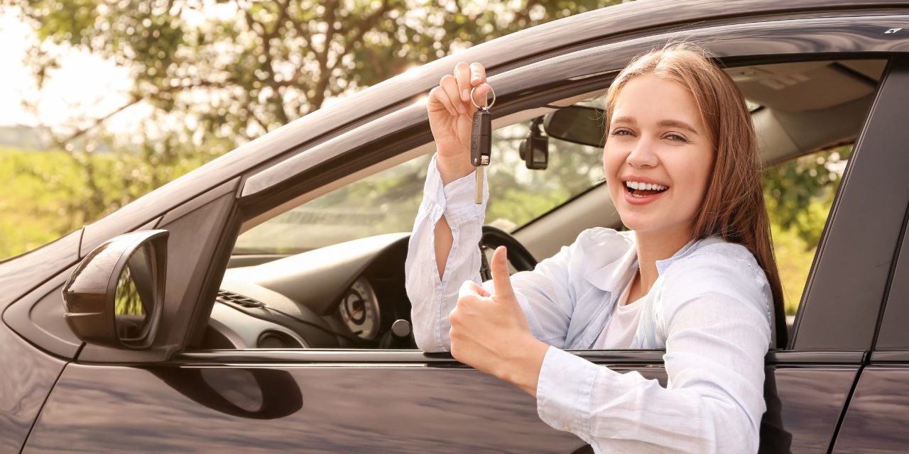 Vrouw die haar rijbewijs gehaald heeft tijdens een rijexamen