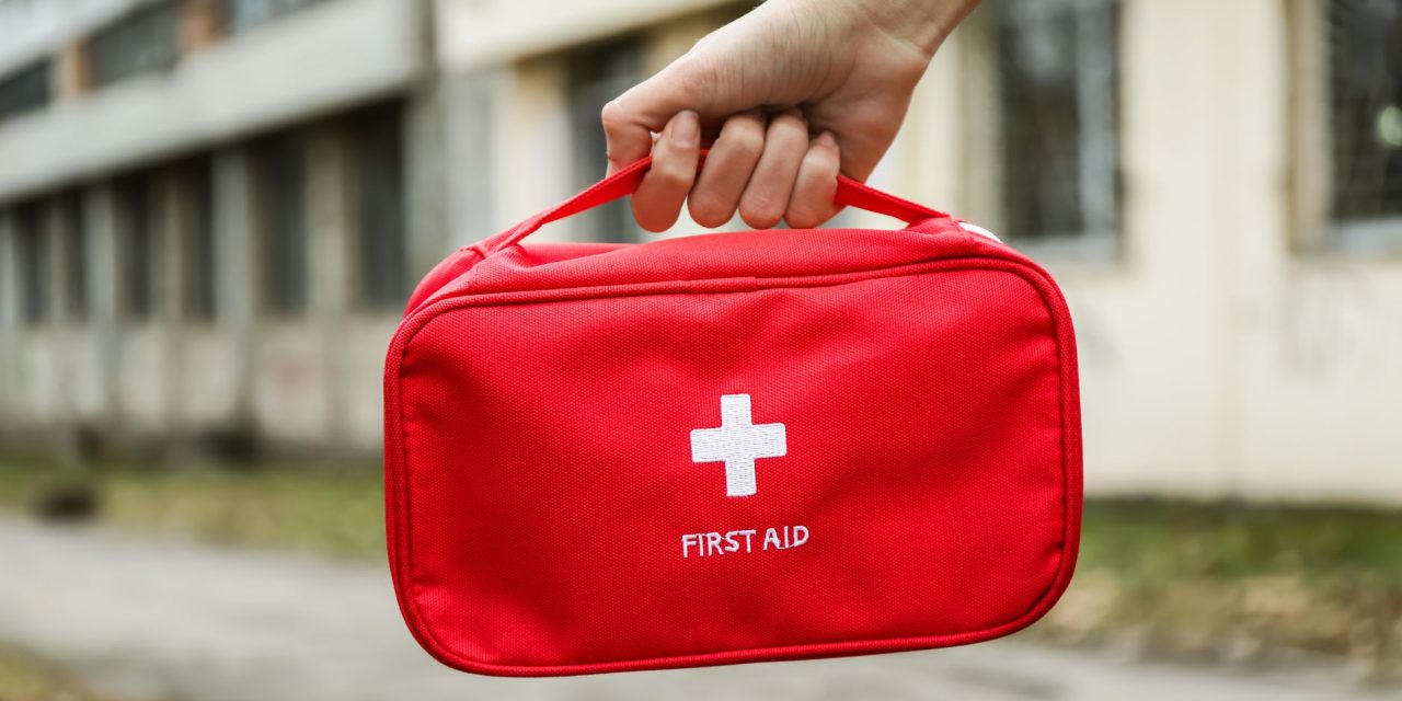 rode verbanddoos omdat dat bij de verplichte dingen in je auto hoort