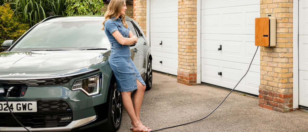 Elektrische auto opladen tijdens de hitte