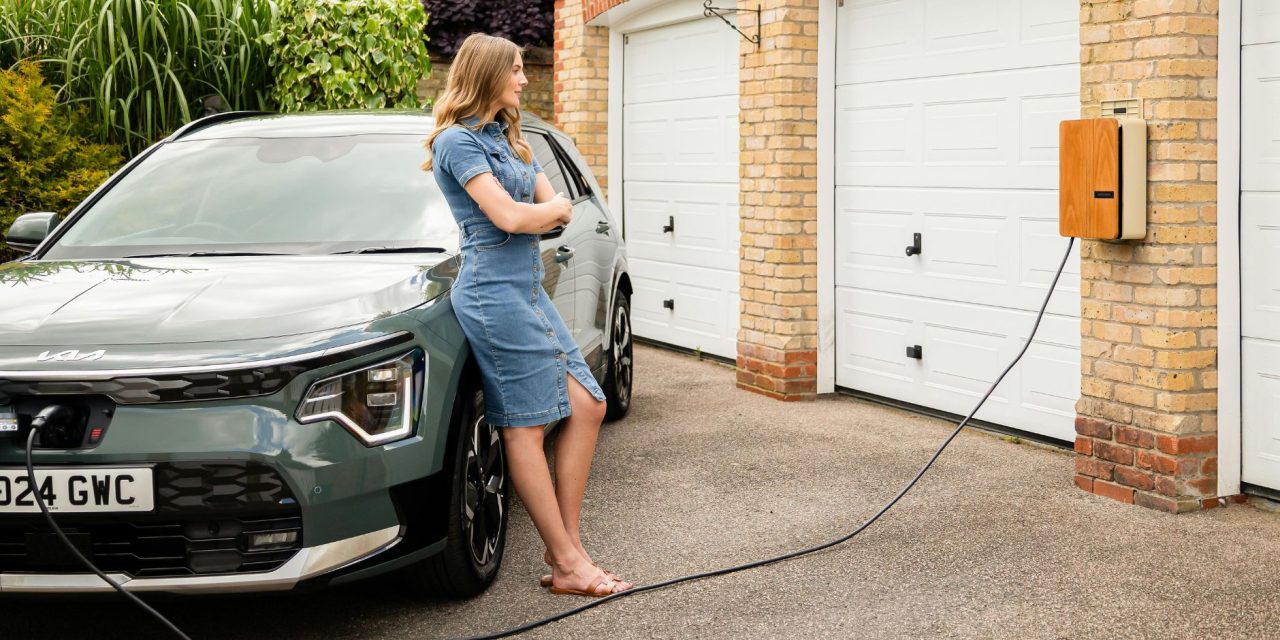 Elektrische auto opladen tijdens de hitte