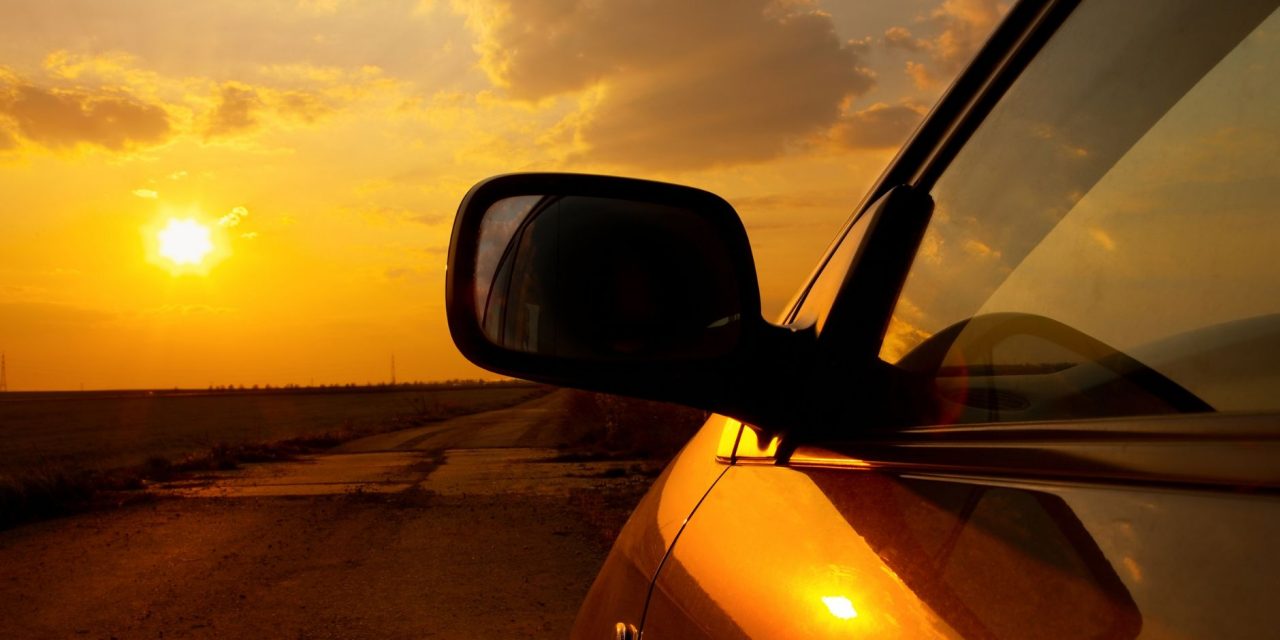 hete auto in de zon