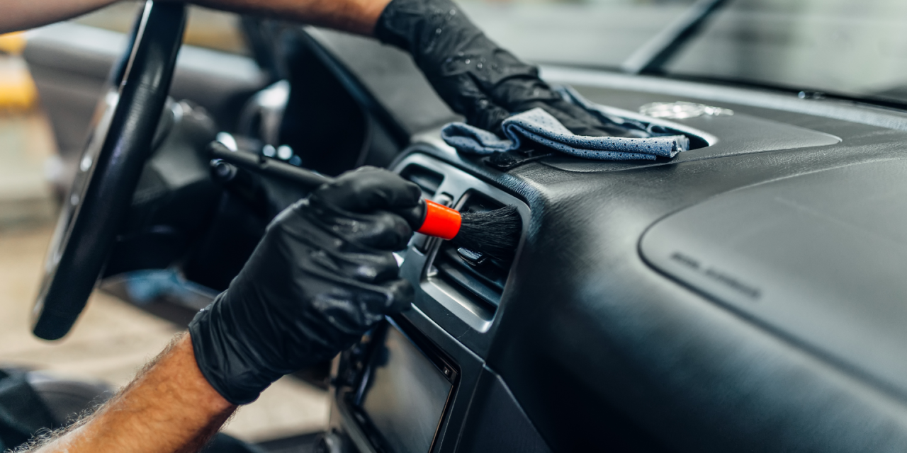 Banner Tweedehands Auto – Je auto interieur grondig schoonmaken in 8 stappen Banner Tweedehands Auto - Je auto interieur grondig schoonmaken in 8 stappen