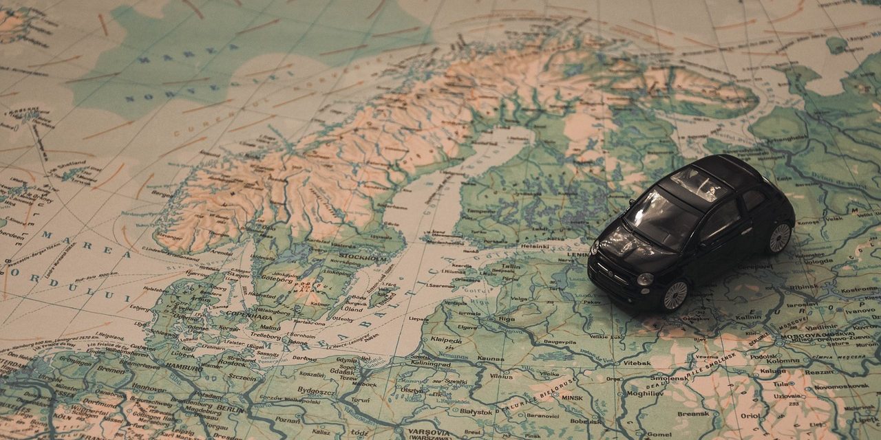 10 tips om je auto slim in te laden tips, auto inladen, koffer, dakkoffer, reizen, roadtrip, koffers stapelen, koffer inladen, auto slim in te laden