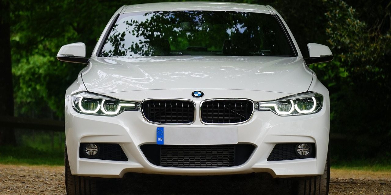 Witte auto met een geschrapte nummerplaat