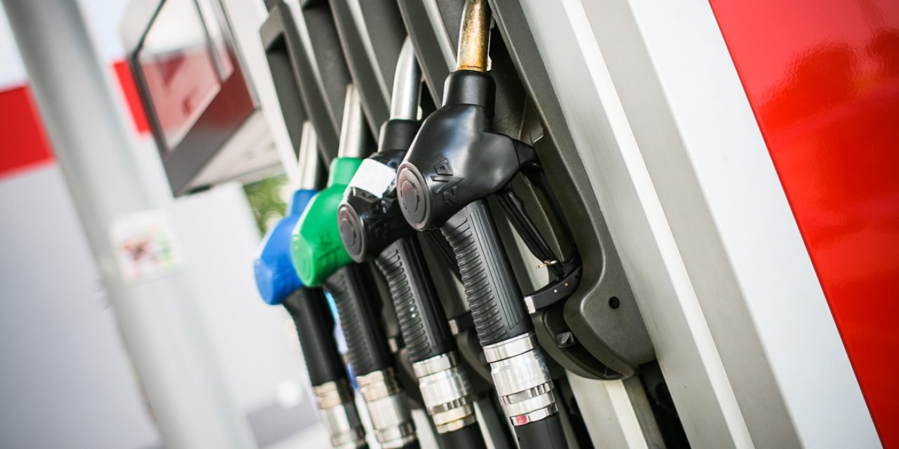 tips, besparen, brandstof, zuinig, diesel, motor, airco, luchtfilter, auto, wagen, carpool, bandenspanning