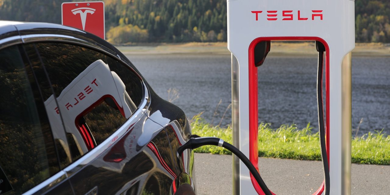 elektrische auto, hybride, tesla, hoogspanning, brandweer, hulpverleners, zelfrijdende auto, safety sheet, hoge spanning