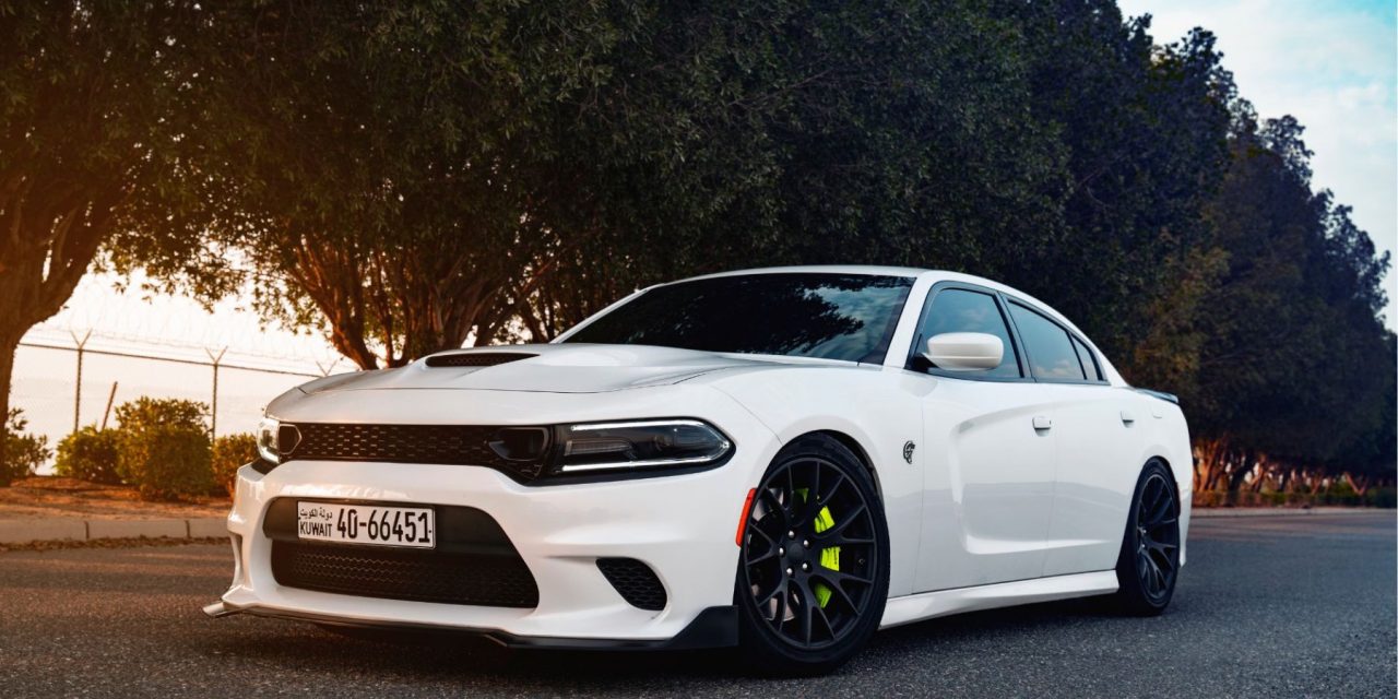 Witte auto van een auto advertentie