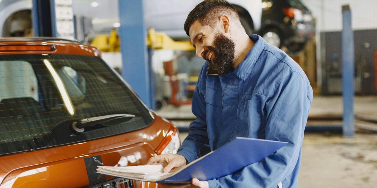 Men belt tijdens een autokeuring
